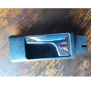 Ручка двери передней внутренняя левая  хром   VAG  AUDI  Ауди 100  1991-1994   4A0837019A  4A0837019B   4A0837019C  4A0837019 Ручка двери передней внутренняя левая  хром   VAG  AUDI  Ауди 100  1991-1994   4A0837019A  4A0837019B   4A0837019C  4A0837019